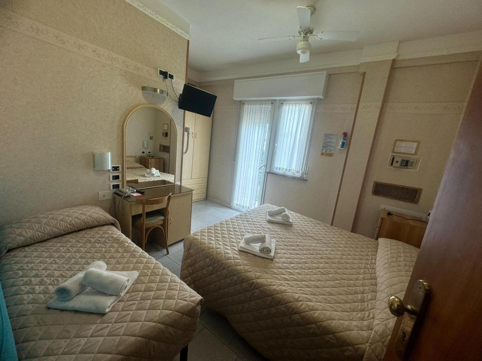 Hotel Bel Sogno Римини Экстерьер фото